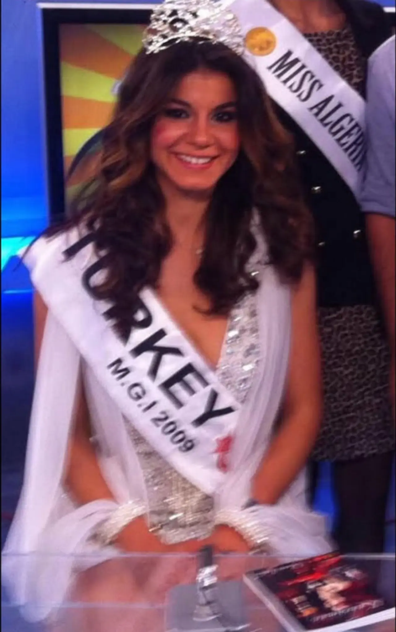 Eski Türkiye Güzeli Cumhurbaşkanına hakaretten gözaltına alındı 2