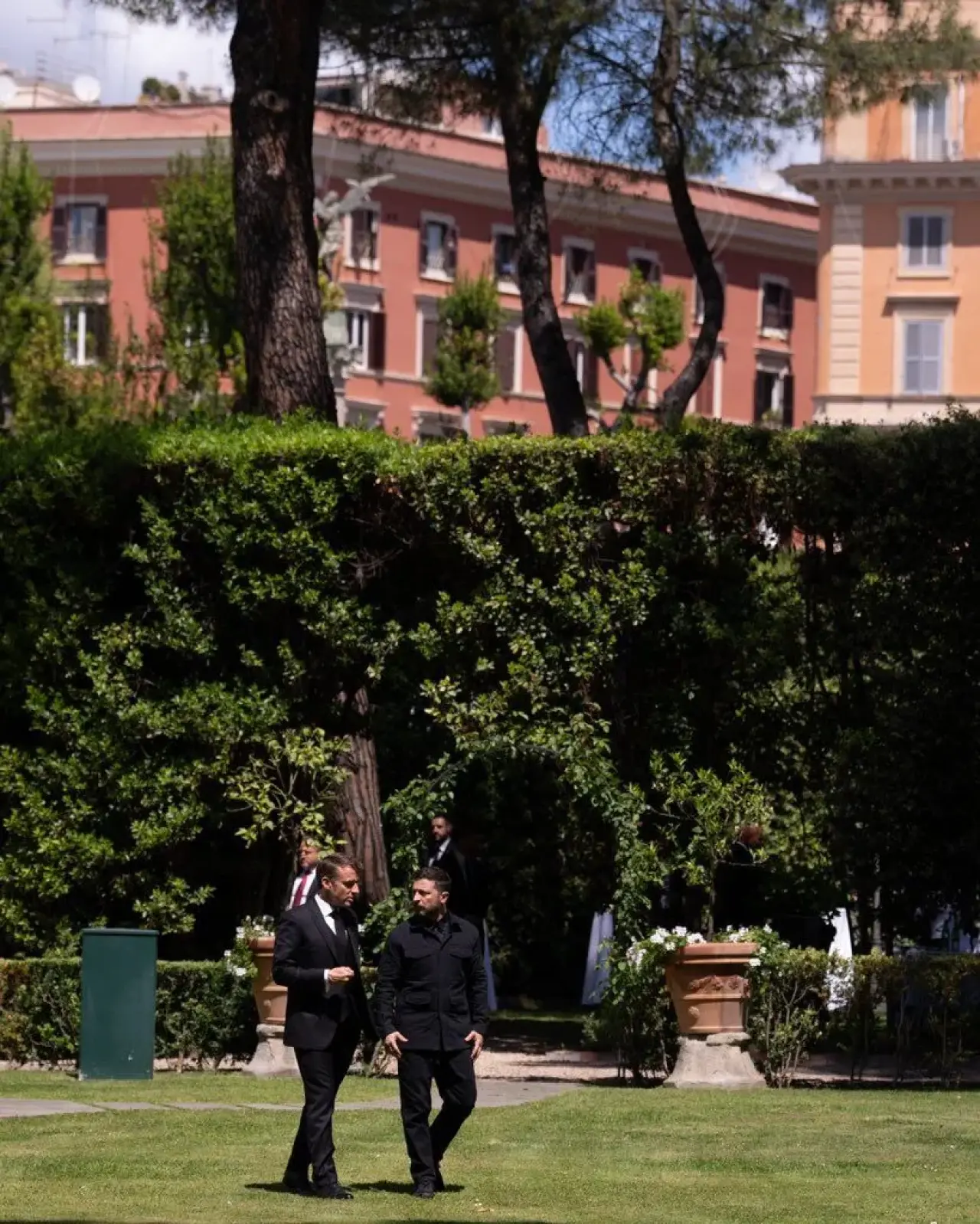 Papa Franciscus’un cenaze töreninde bir araya gelen dünya liderlerinden savaş ve barış görüşmesi 3