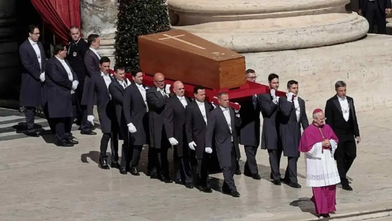 Papa Francis, yüz binlerce kişinin katıldığı cenaze töreniyle son yolculuğuna uğurlandı 5