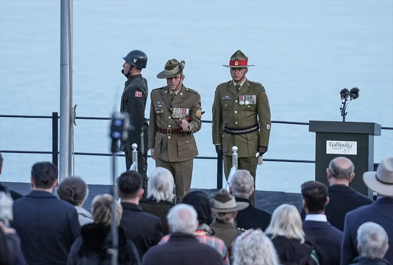 Çanakkale Kara Savaşları'nın 110. Yılı Anma Töreni'nde "Şafak Ayini" yapıldı 5