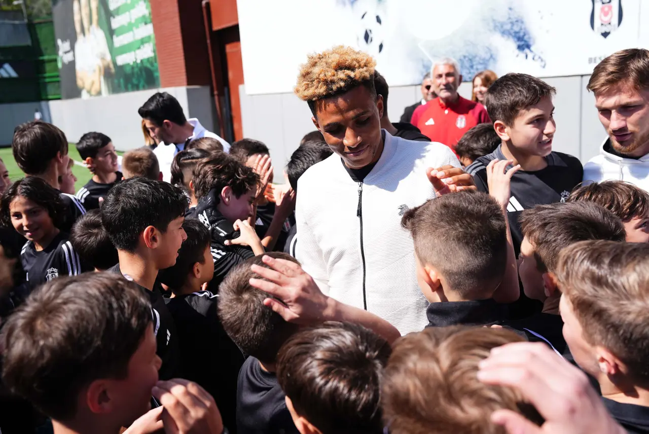Beşiktaşlı futbolculardan akademi sporcularına 23 Nisan sürprizi 1