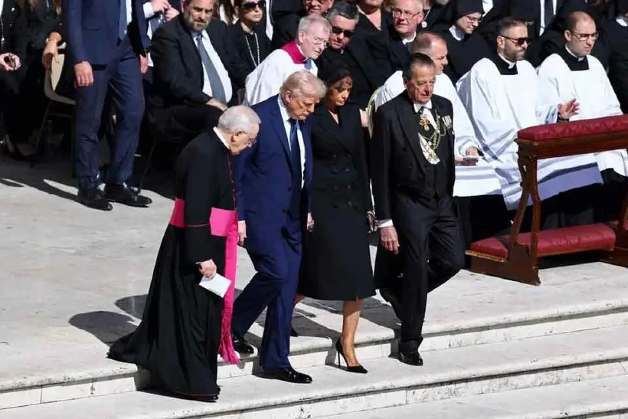 Papa Francis, yüz binlerce kişinin katıldığı cenaze töreniyle son yolculuğuna uğurlandı 2