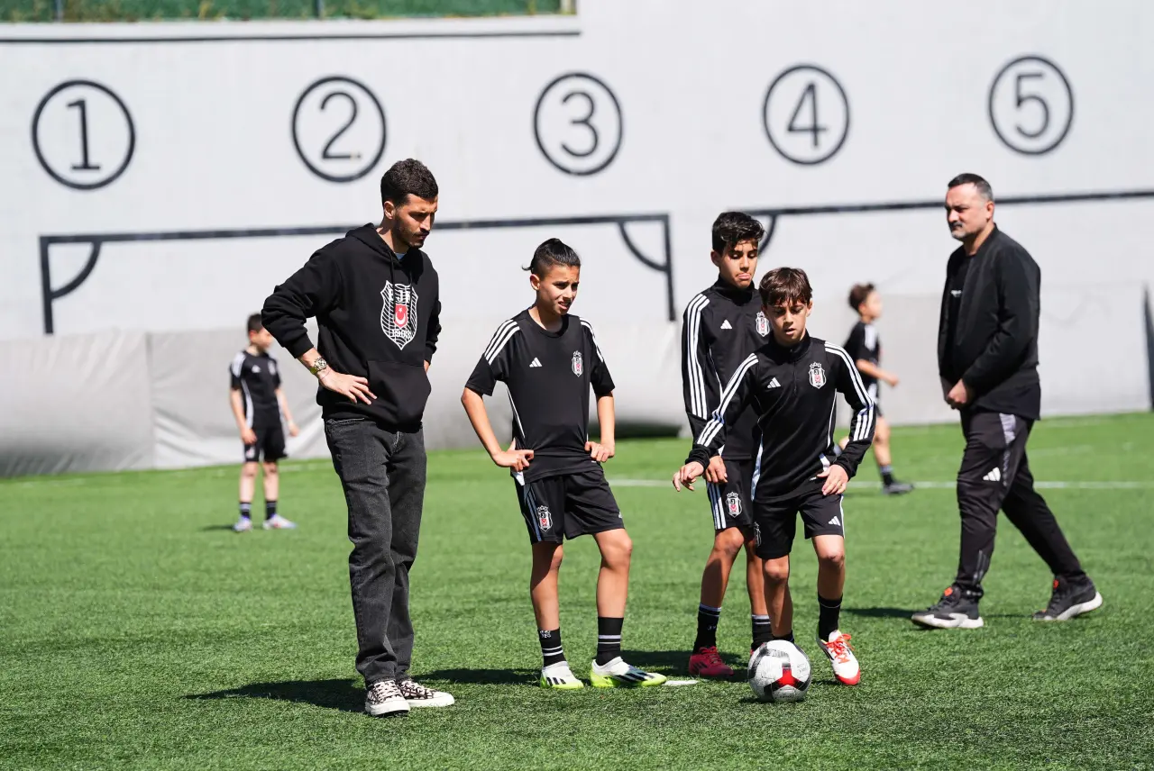 Beşiktaşlı futbolculardan akademi sporcularına 23 Nisan sürprizi 4