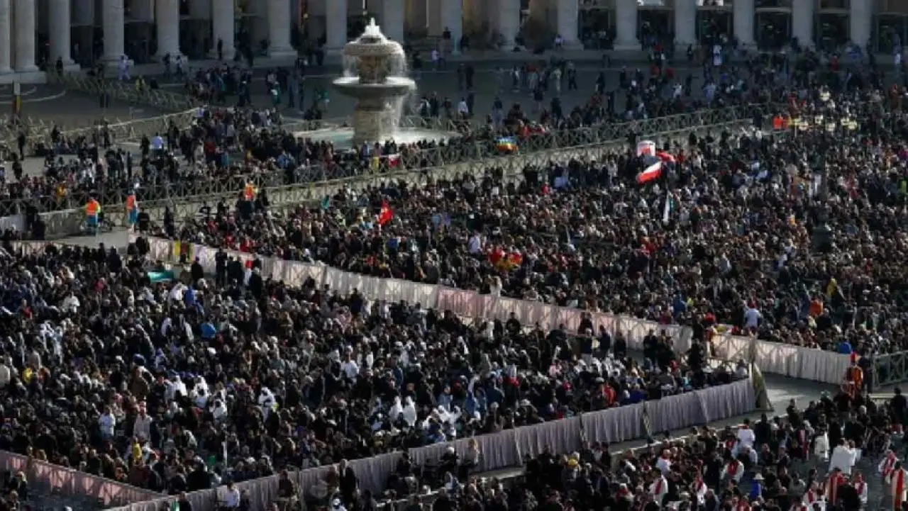 Papa Francis, yüz binlerce kişinin katıldığı cenaze töreniyle son yolculuğuna uğurlandı 7
