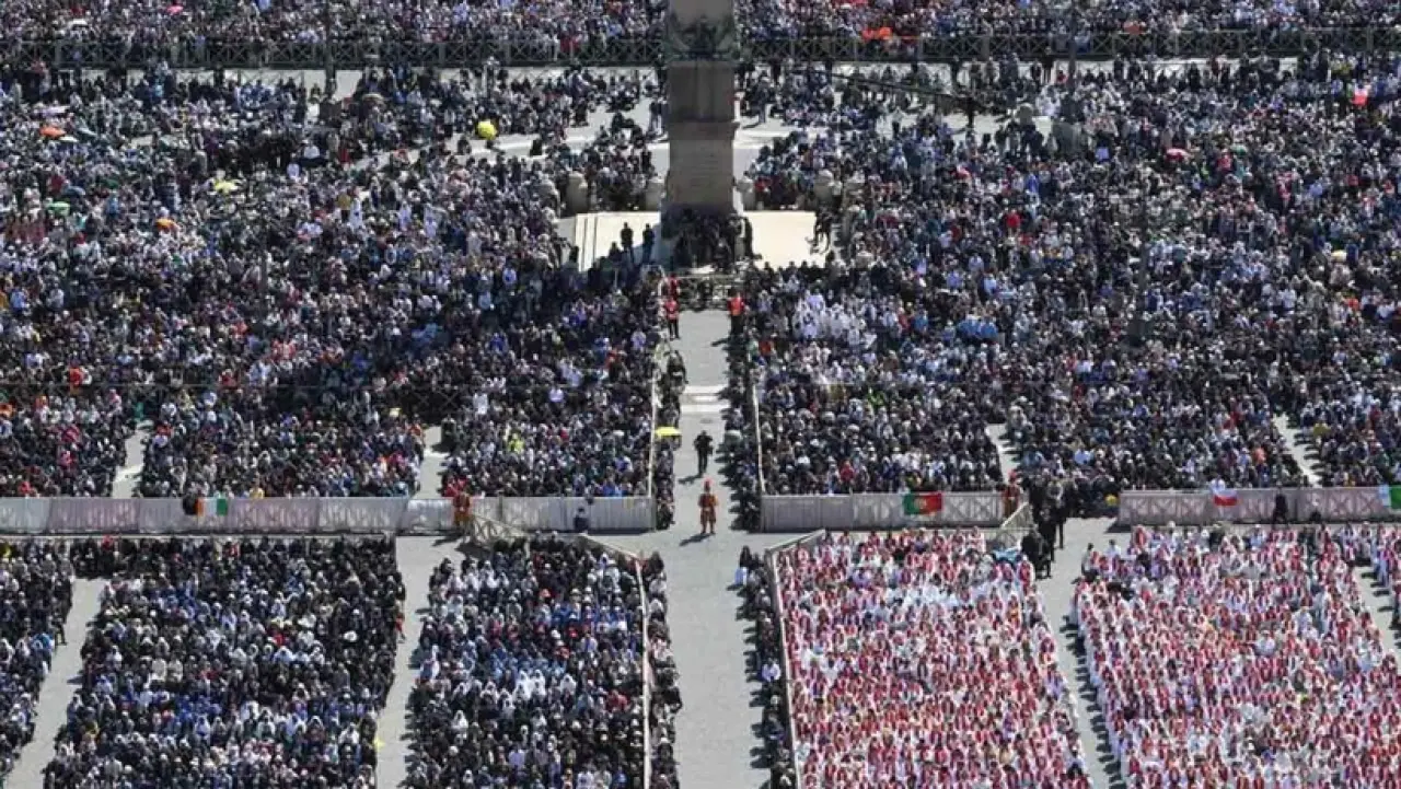 Papa Francis, yüz binlerce kişinin katıldığı cenaze töreniyle son yolculuğuna uğurlandı 6