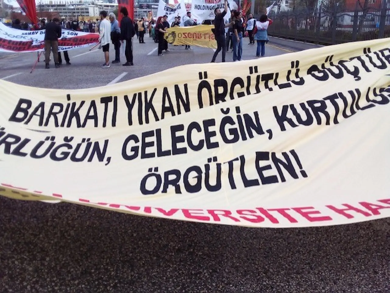 Ankara'da 1 Mayıs etkinliğinde yüzbinler AKM önünde toplandı: 'Her yer Taksim her yer direniş' sloganları atıldı 10