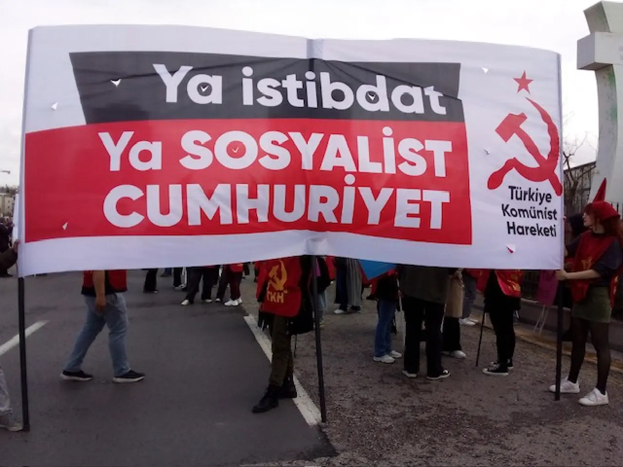 Ankara'da 1 Mayıs etkinliğinde yüzbinler AKM önünde toplandı: 'Her yer Taksim her yer direniş' sloganları atıldı 2