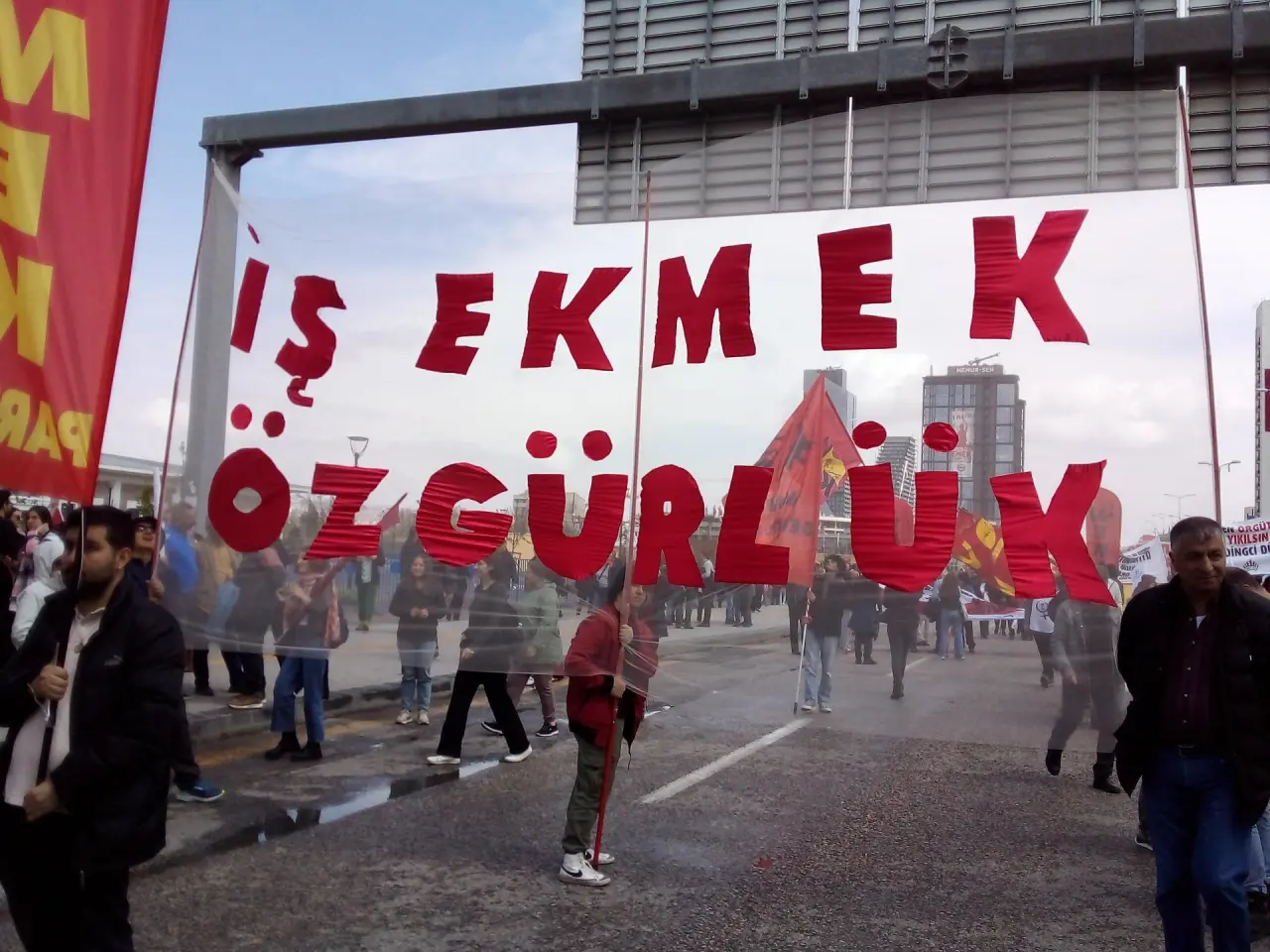 Ankara'da 1 Mayıs etkinliğinde yüzbinler AKM önünde toplandı: 'Her yer Taksim her yer direniş' sloganları atıldı 1