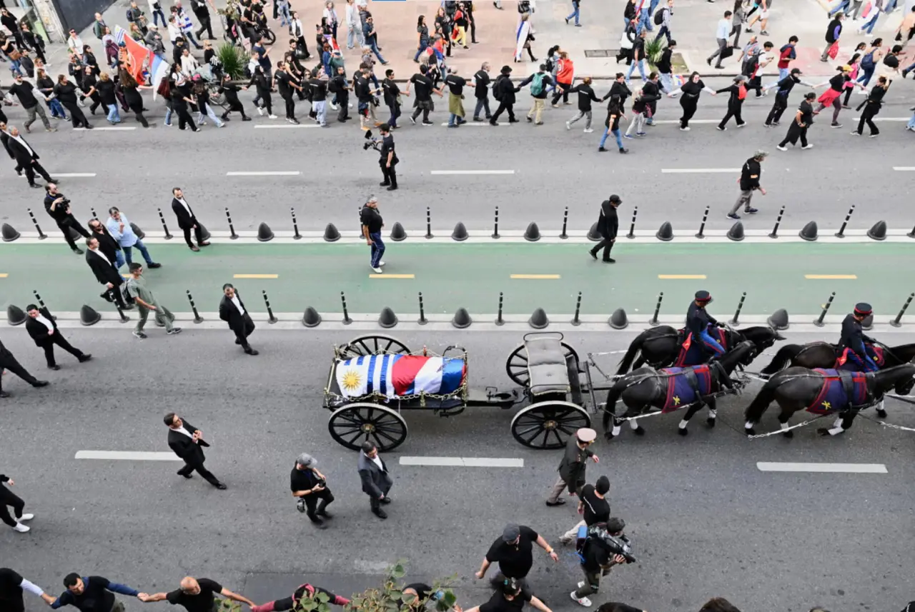 Uruguay'ın eski devlet başkanı Jose Mujica son yolculuğuna uğurlandı 3