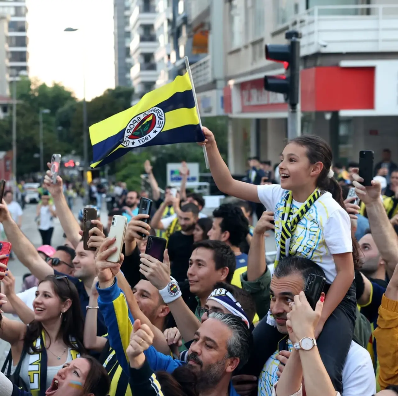 Fenerbahçe Beko, EuroLeague şampiyonluğunu Bağdat Caddesi’nde kutladı: Sarı-lacivert coşku! 5
