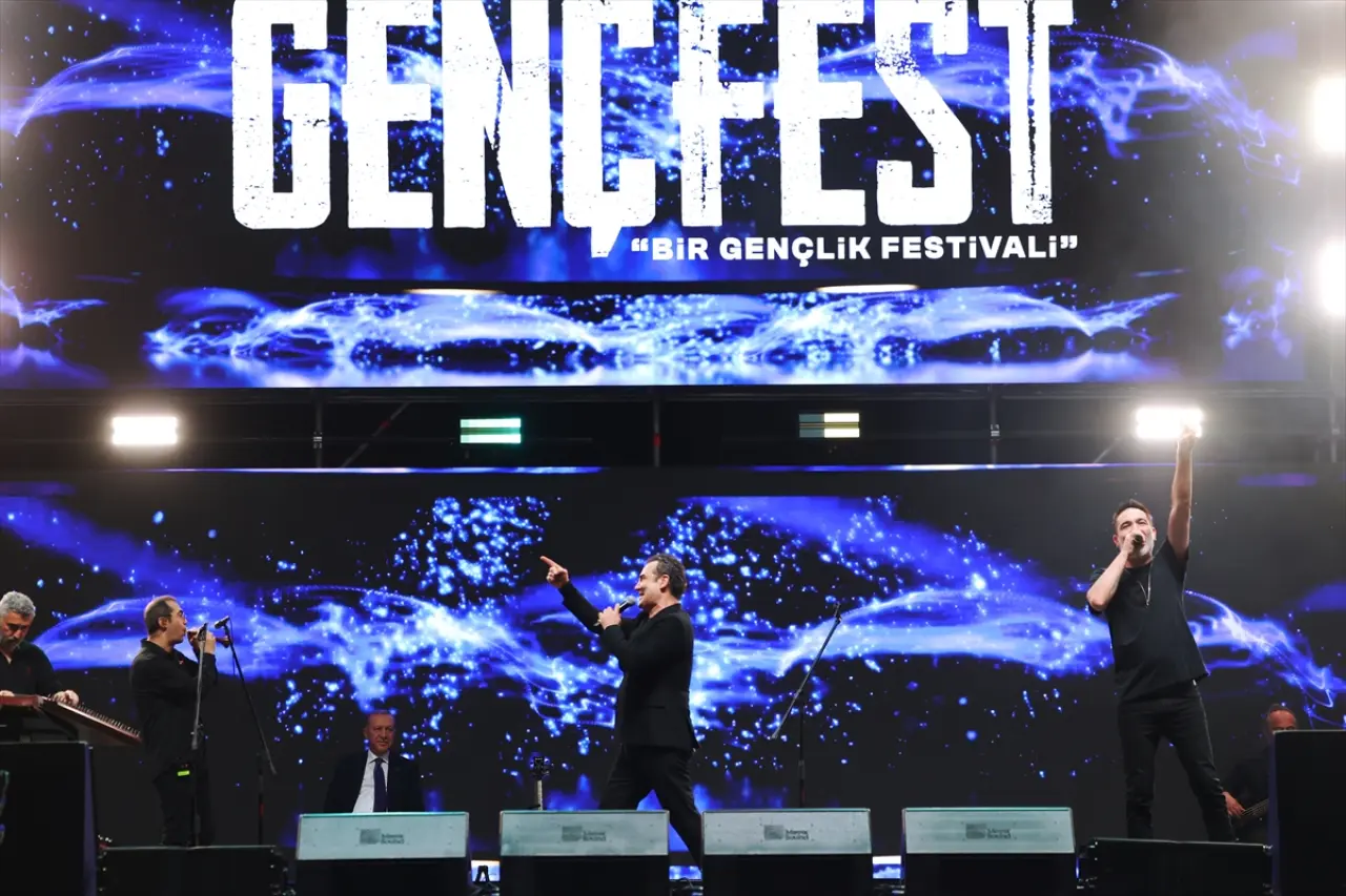 Sagopa Kajmer ve Ferhat Göçer, AK Parti'nin gençlik festivali GENÇFEST'te sahne aldılar! 2