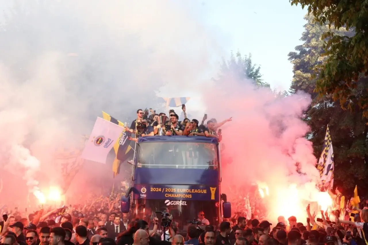 Fenerbahçe Beko, EuroLeague şampiyonluğunu Bağdat Caddesi’nde kutladı: Sarı-lacivert coşku! 1