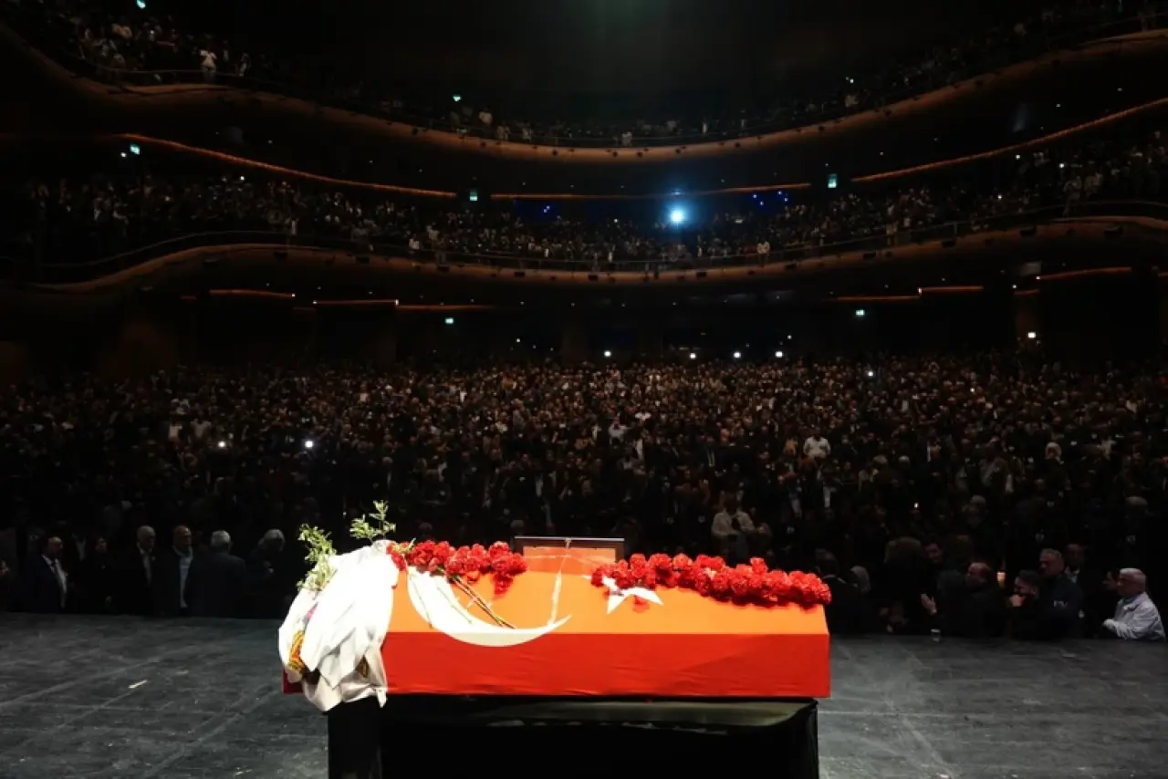 Sırrı Süreyya Önder son yolculuğuna uğurlandı 5