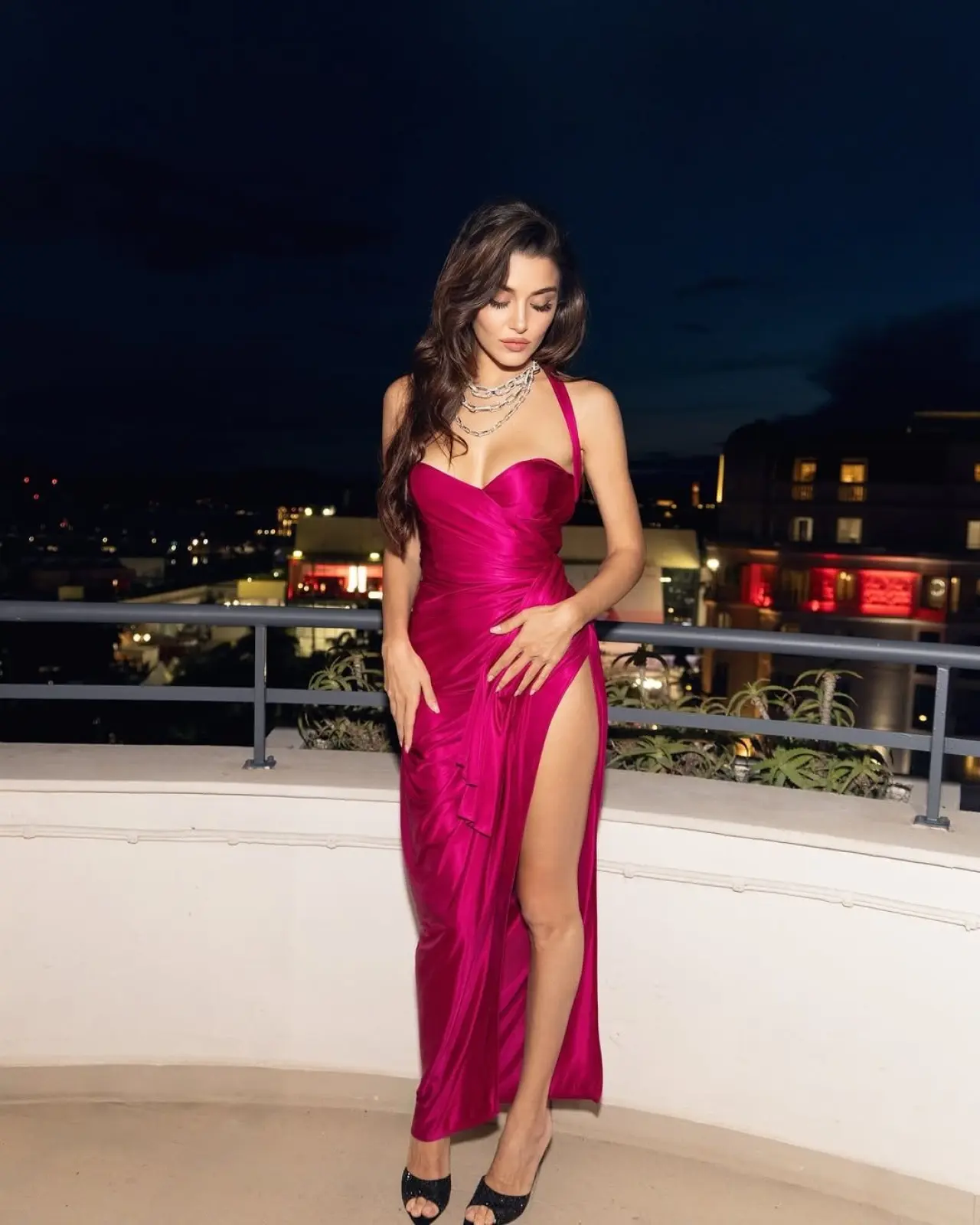 Hande Erçel, Cannes Film Festivali’nde göz kamaştırdı 3