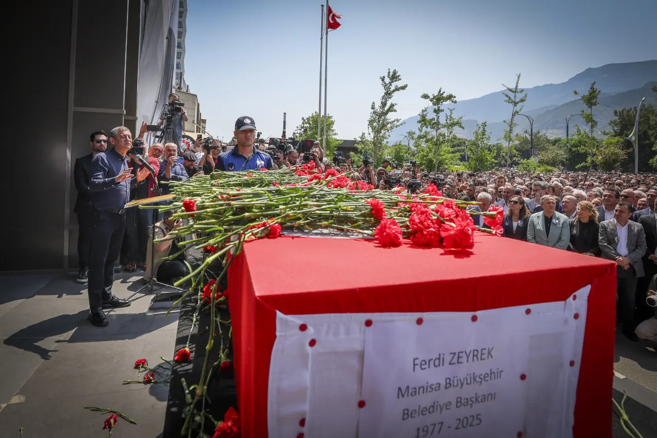 Ferdi Zeyrek’i Manisa’da on binler uğurladı: Özgür Özel cenazeyi elleriyle defnetti 6