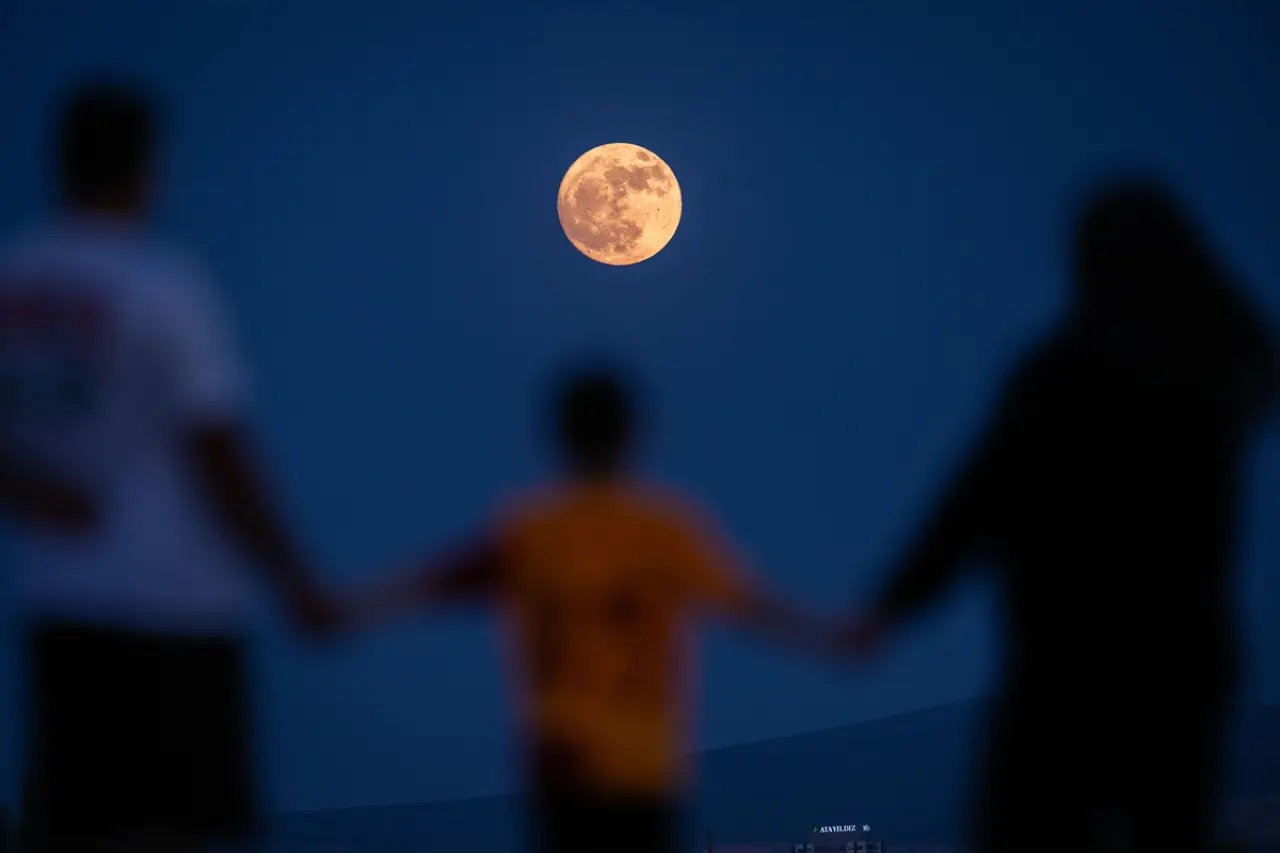 Çilek Dolunayı doğal bir görsel şölen oluşturdu 4