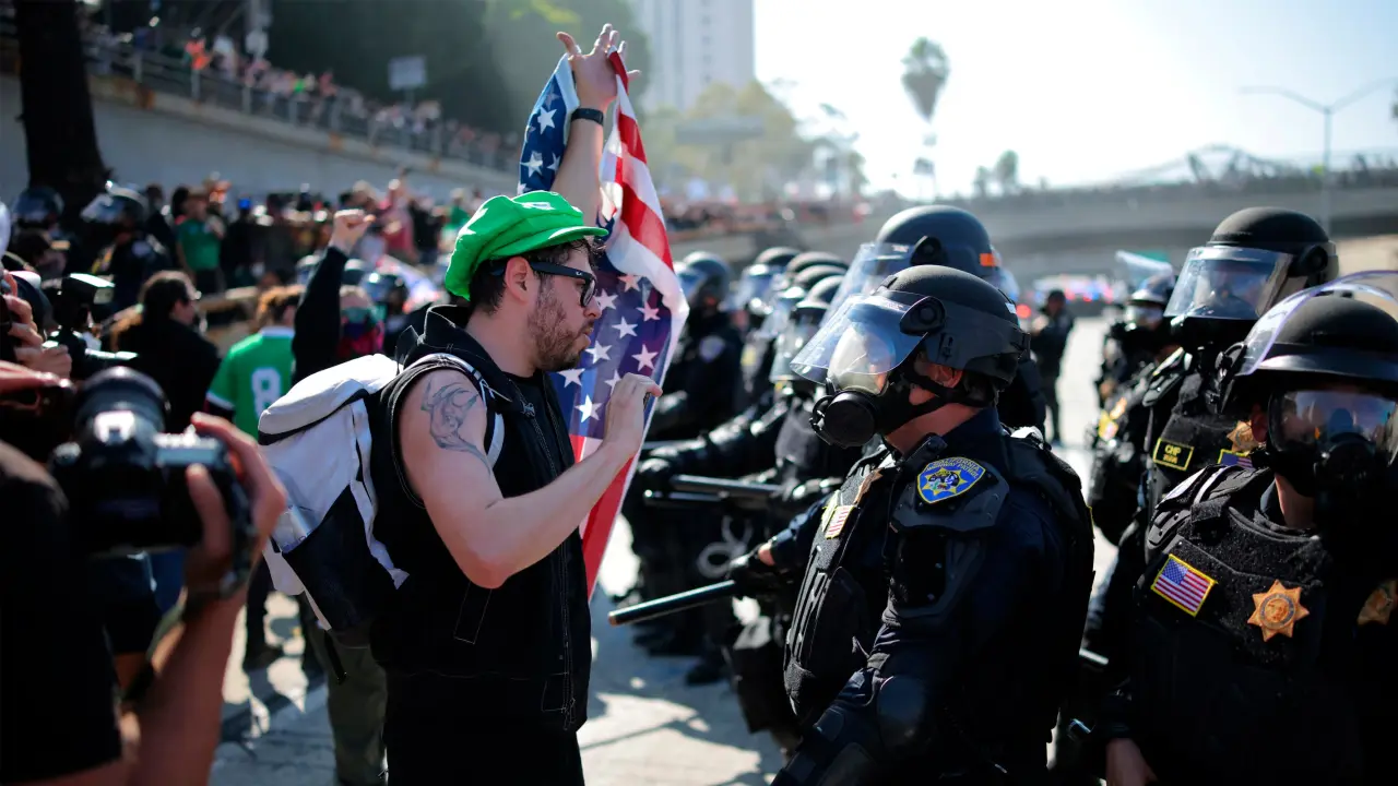 Los Angeles'taki sınır protestoları 3. gününde: Trump askeri birlikleri çağırdı! 8
