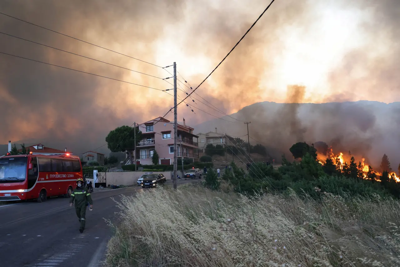 Sakız Adası alevler altında: Birçok yerleşim yeri tahliye edildi 6
