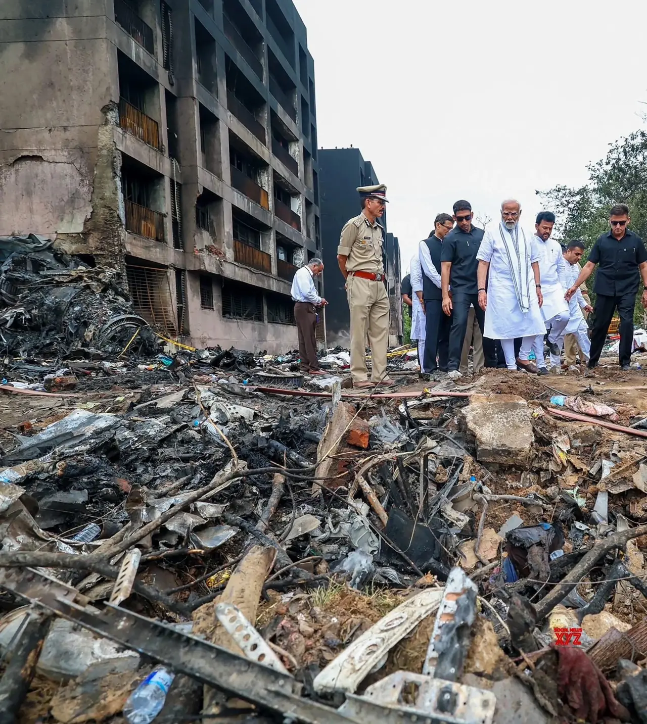 Hindistan Başbakanı Modi, uçak kazasının yaşandığı bölgeyi ziyaret etti 3