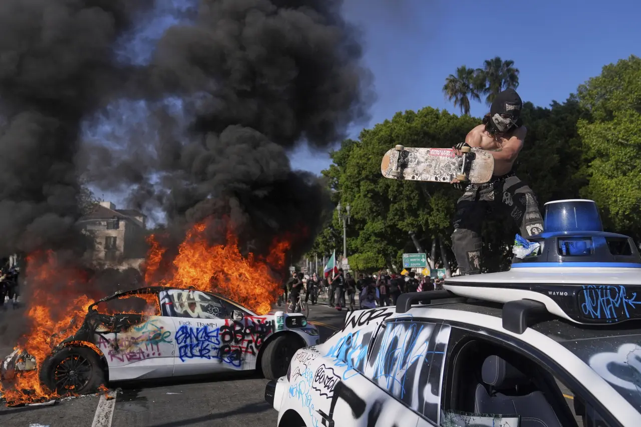 Los Angeles'taki sınır protestoları 3. gününde: Trump askeri birlikleri çağırdı! 1