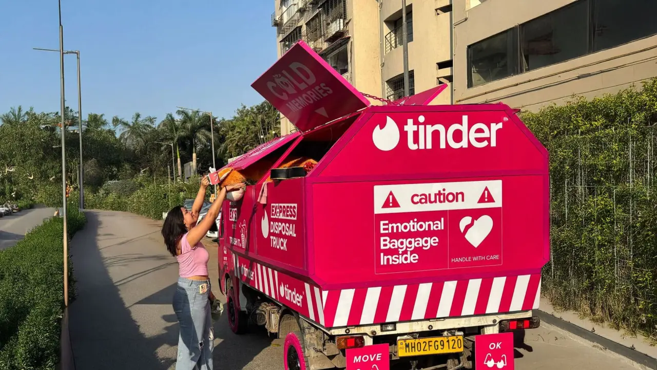 Tinder Hindistan’ın kampanyası: 'Eski sevgililerden kalan eşyaları çöpe atıyoruz' 1
