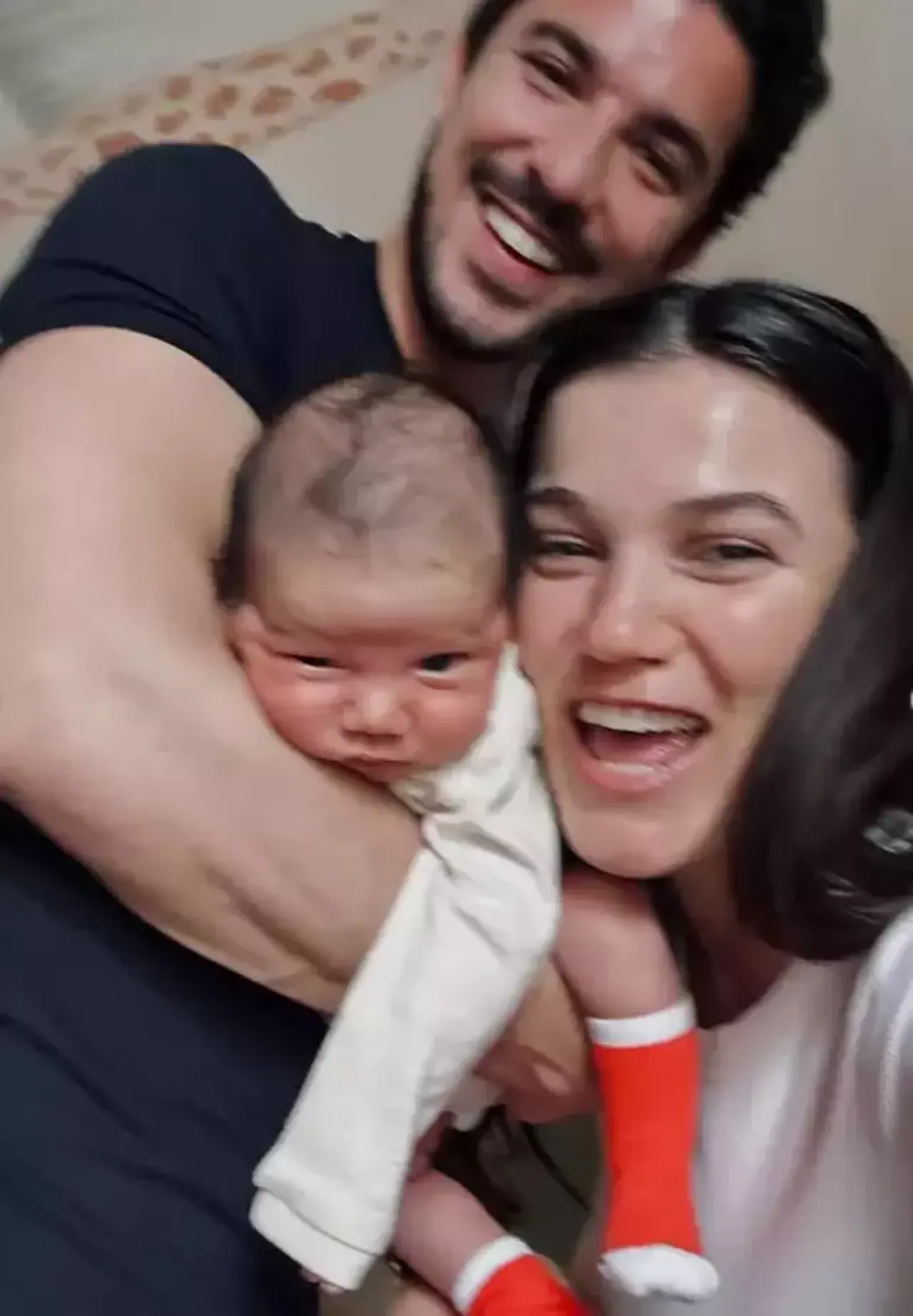 Pınar Deniz ilk kez oğlunun yüzünü gösterdi: İyi ki babamız 1