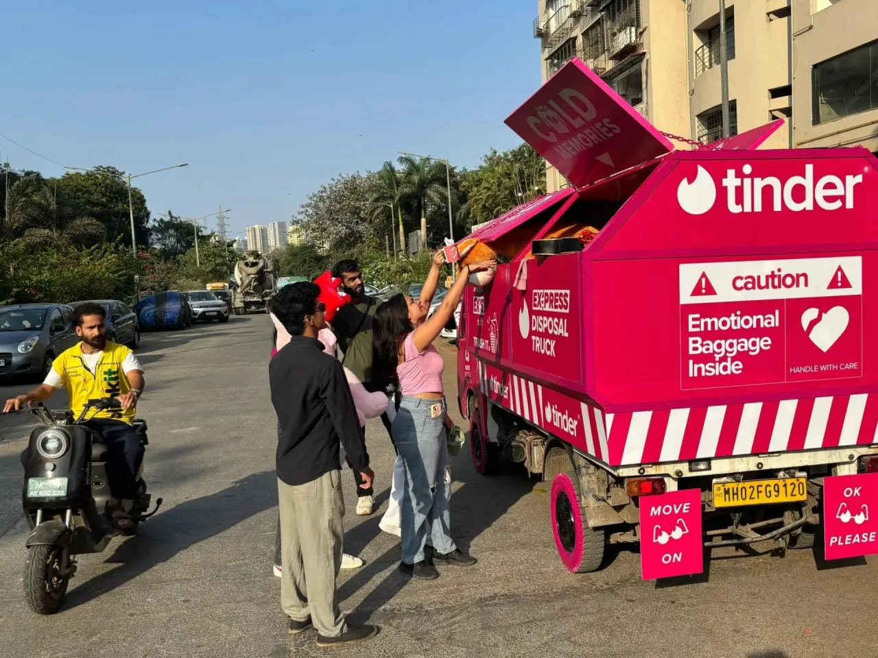 Tinder Hindistan’ın kampanyası: 'Eski sevgililerden kalan eşyaları çöpe atıyoruz' 4