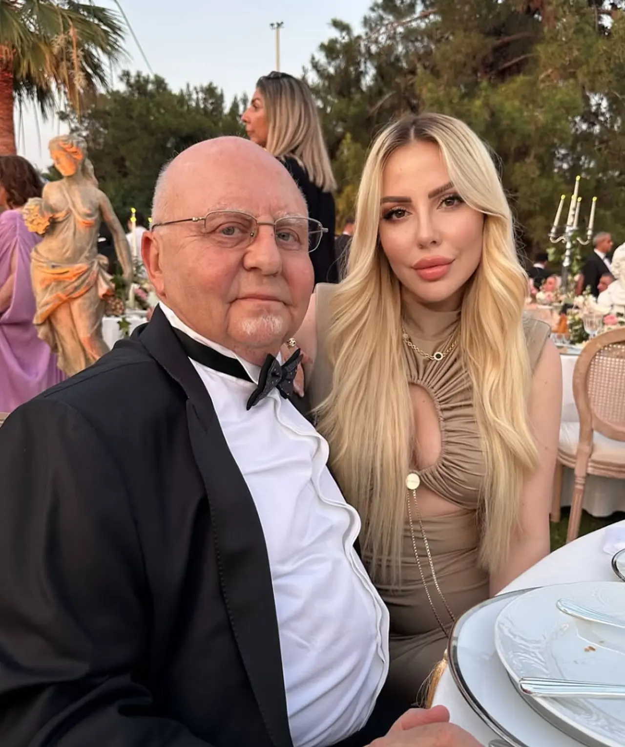 Arkas Holding’in güçlü ismi Lucien Arkas, 42 yaş küçük eşi Merve Sakallı ile 3. senesini kutladı 7