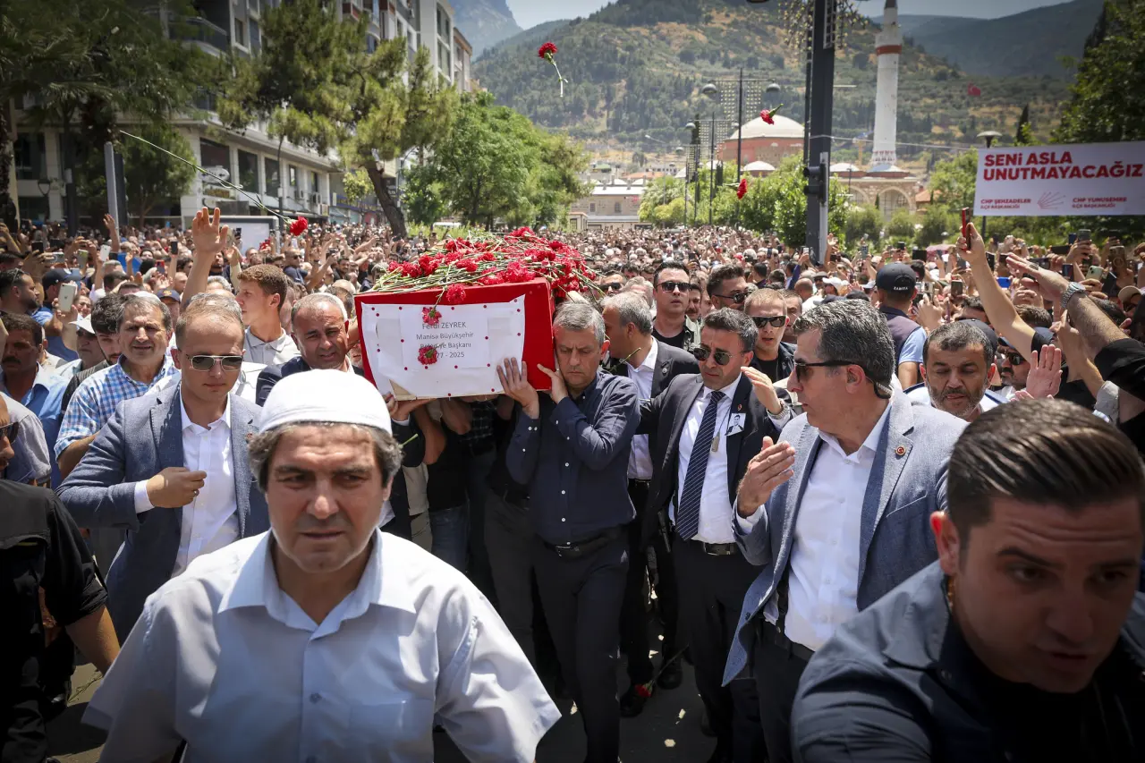 Ferdi Zeyrek’i Manisa’da on binler uğurladı: Özgür Özel cenazeyi elleriyle defnetti 7