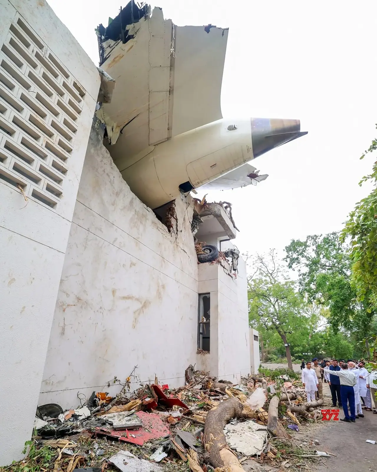 Hindistan Başbakanı Modi, uçak kazasının yaşandığı bölgeyi ziyaret etti 4