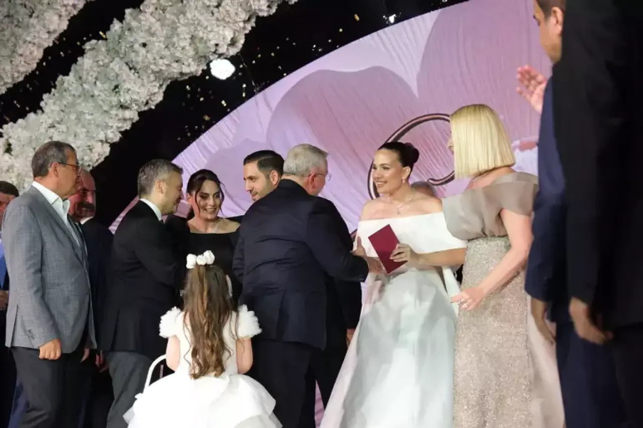 Sinan Engin’in kızı Elif Engin ile Ahmet Emin Ahlatcı görkemli bir düğünle evlendi 3