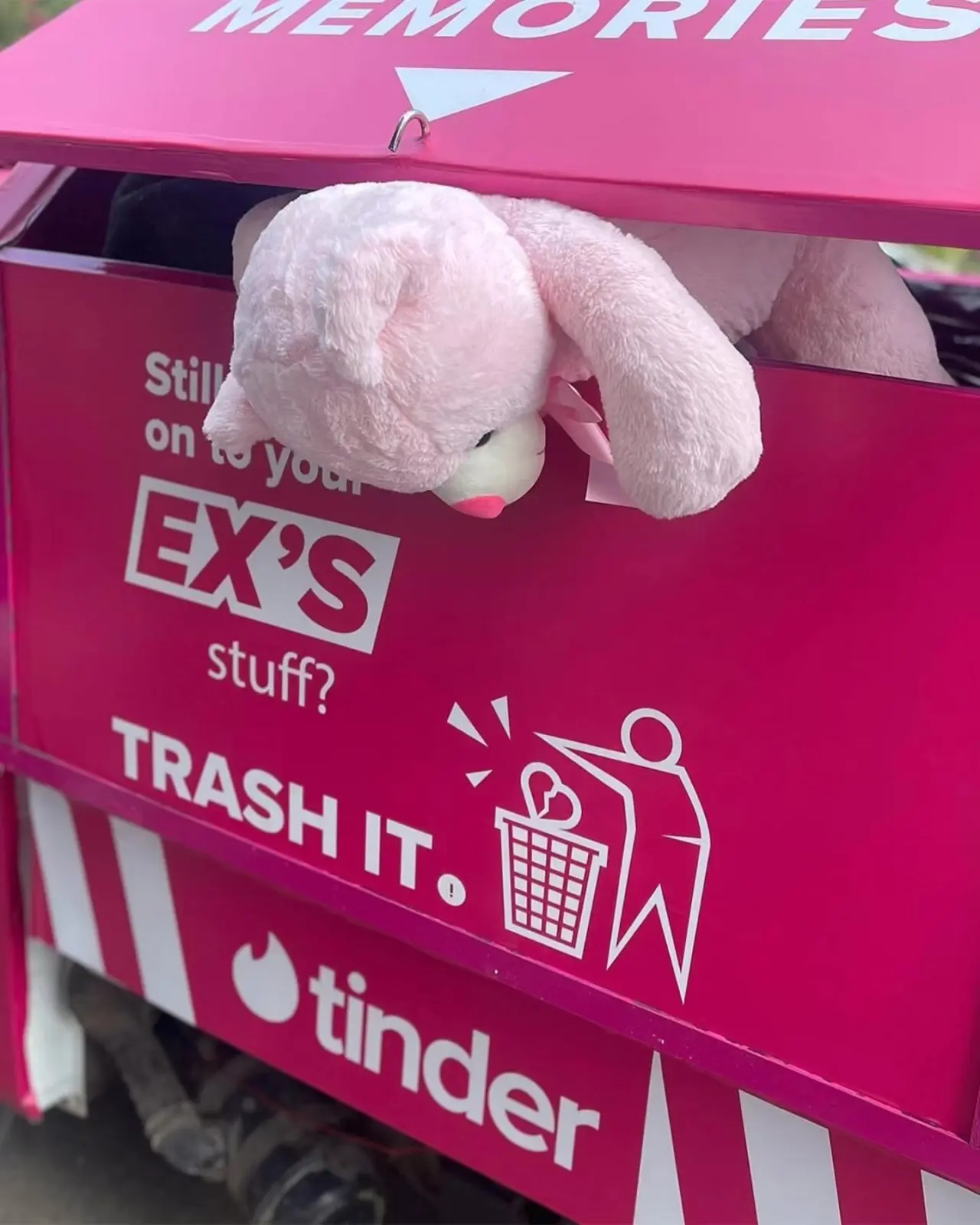 Tinder Hindistan’ın kampanyası: 'Eski sevgililerden kalan eşyaları çöpe atıyoruz' 2