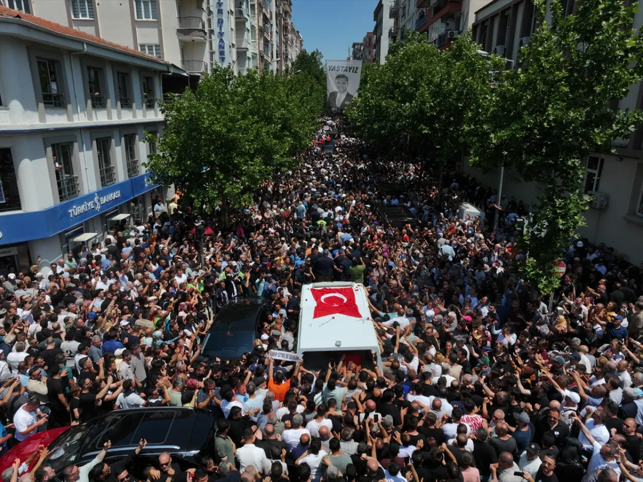 Ferdi Zeyrek’i Manisa’da on binler uğurladı: Özgür Özel cenazeyi elleriyle defnetti 11