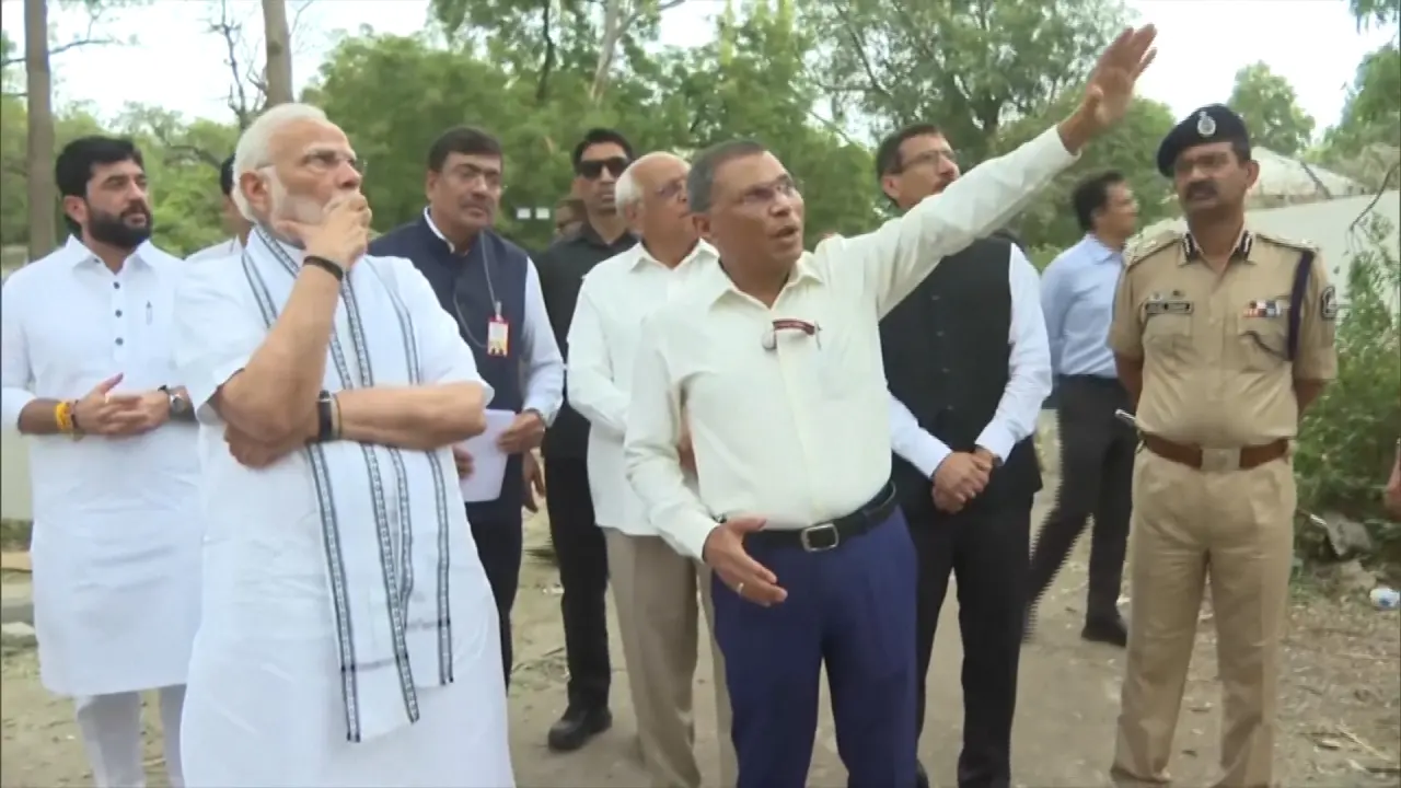 Hindistan Başbakanı Modi, uçak kazasının yaşandığı bölgeyi ziyaret etti 6