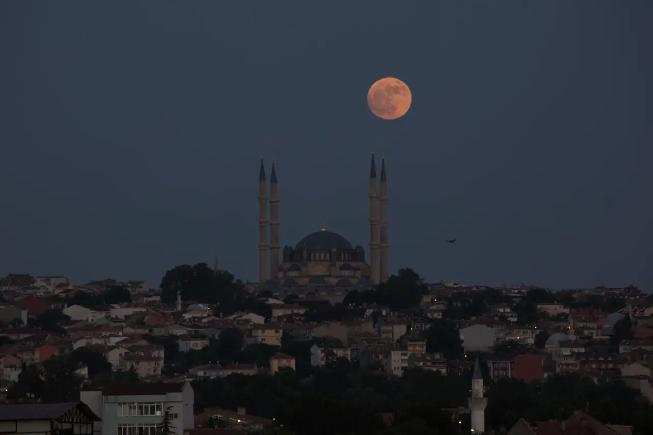 Çilek Dolunayı doğal bir görsel şölen oluşturdu 15
