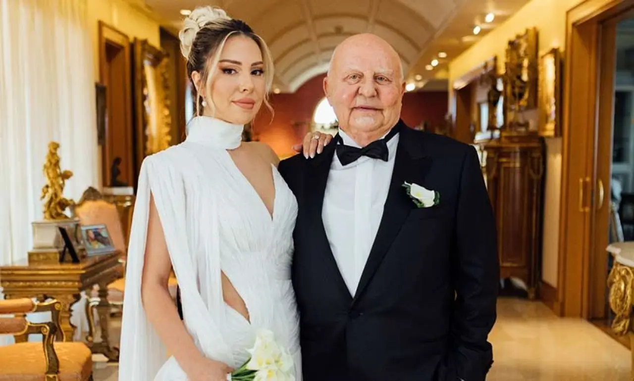 Arkas Holding’in güçlü ismi Lucien Arkas, 42 yaş küçük eşi Merve Sakallı ile 3. senesini kutladı 4