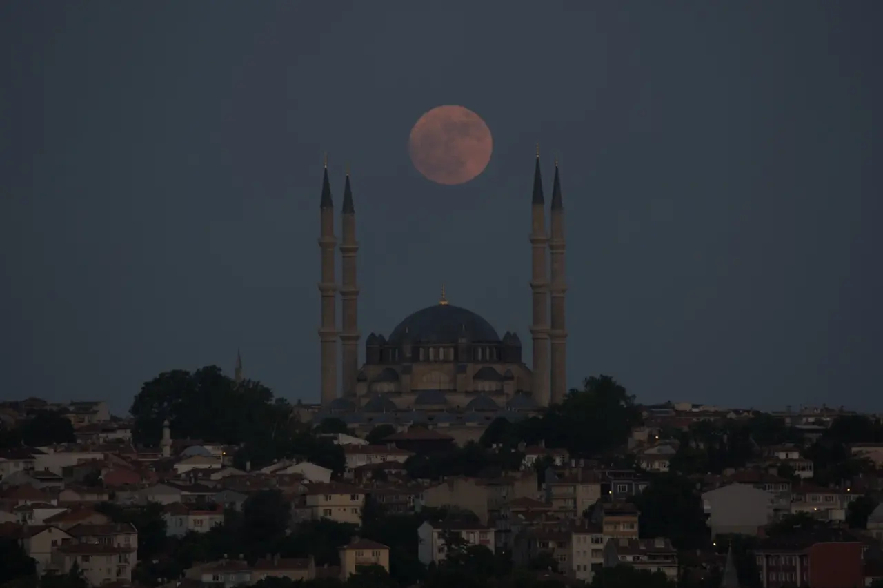 Çilek Dolunayı doğal bir görsel şölen oluşturdu 16
