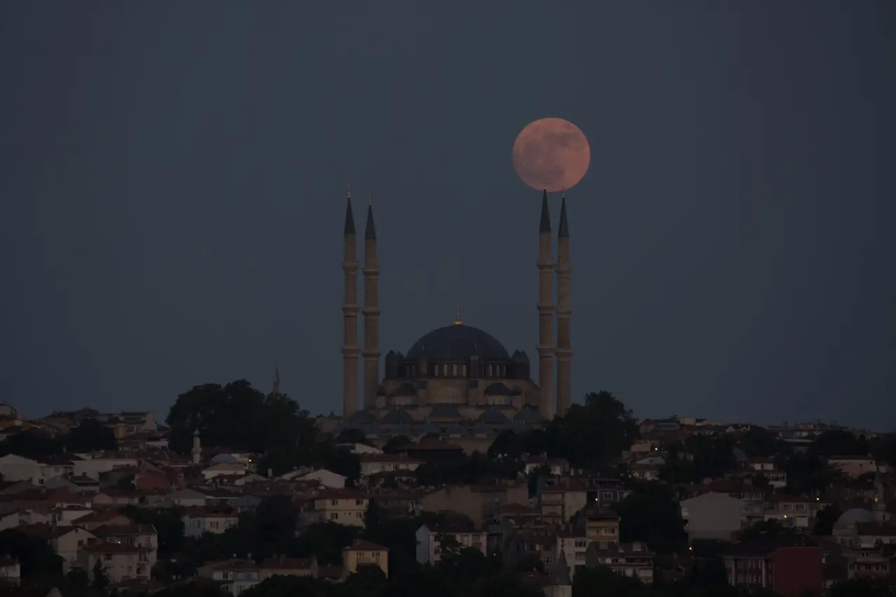Çilek Dolunayı doğal bir görsel şölen oluşturdu 14