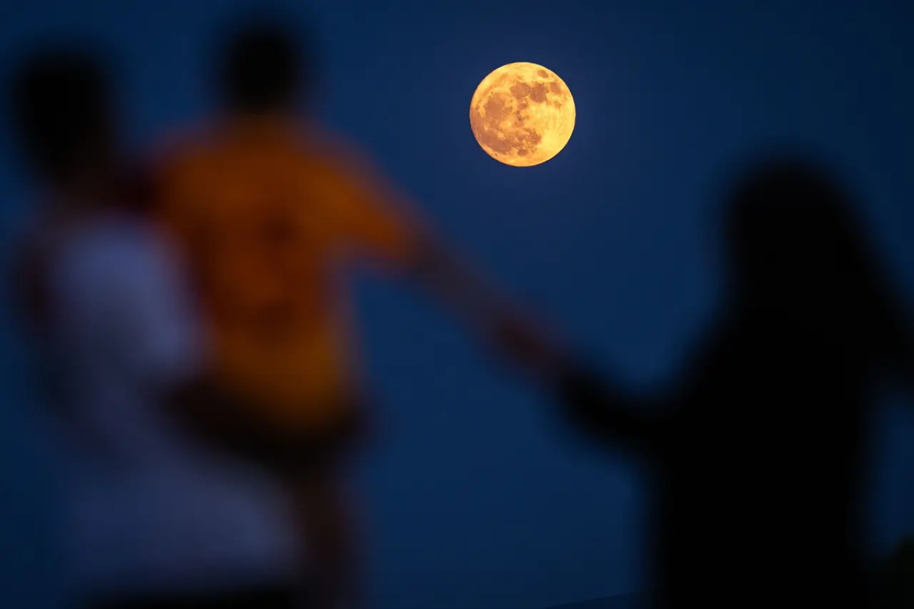 Çilek Dolunayı doğal bir görsel şölen oluşturdu 5