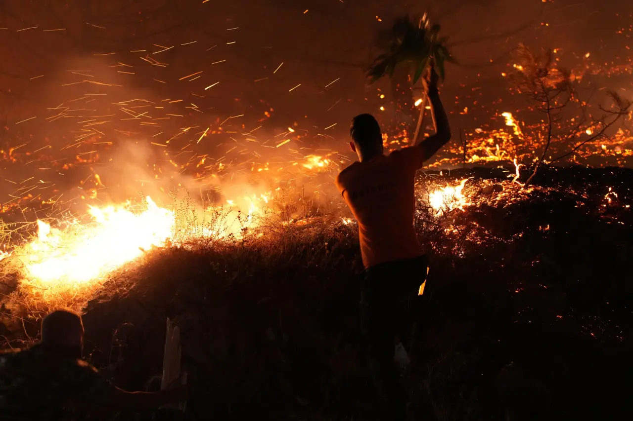 Sakız Adası alevler altında: Birçok yerleşim yeri tahliye edildi 2