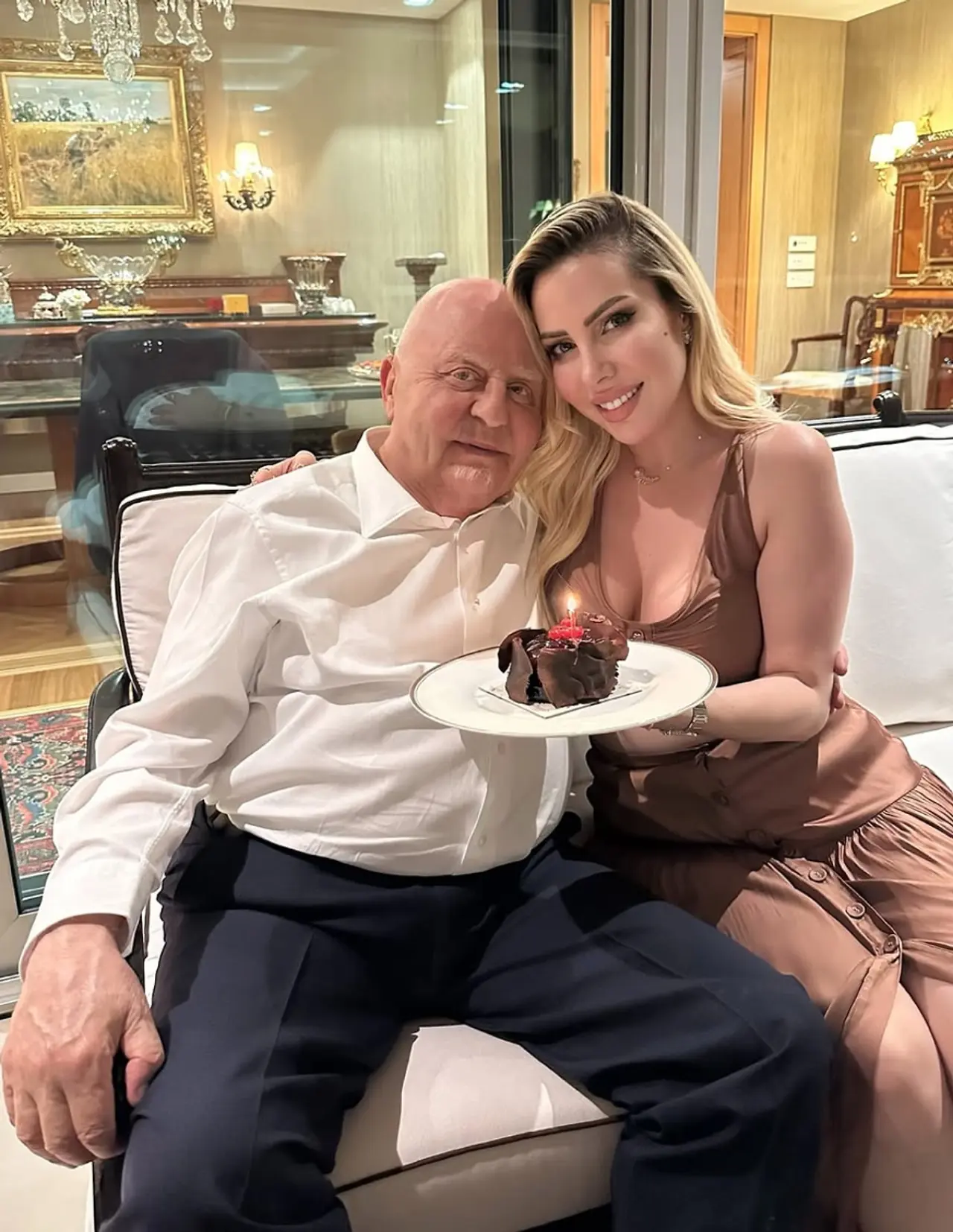Arkas Holding’in güçlü ismi Lucien Arkas, 42 yaş küçük eşi Merve Sakallı ile 3. senesini kutladı 2