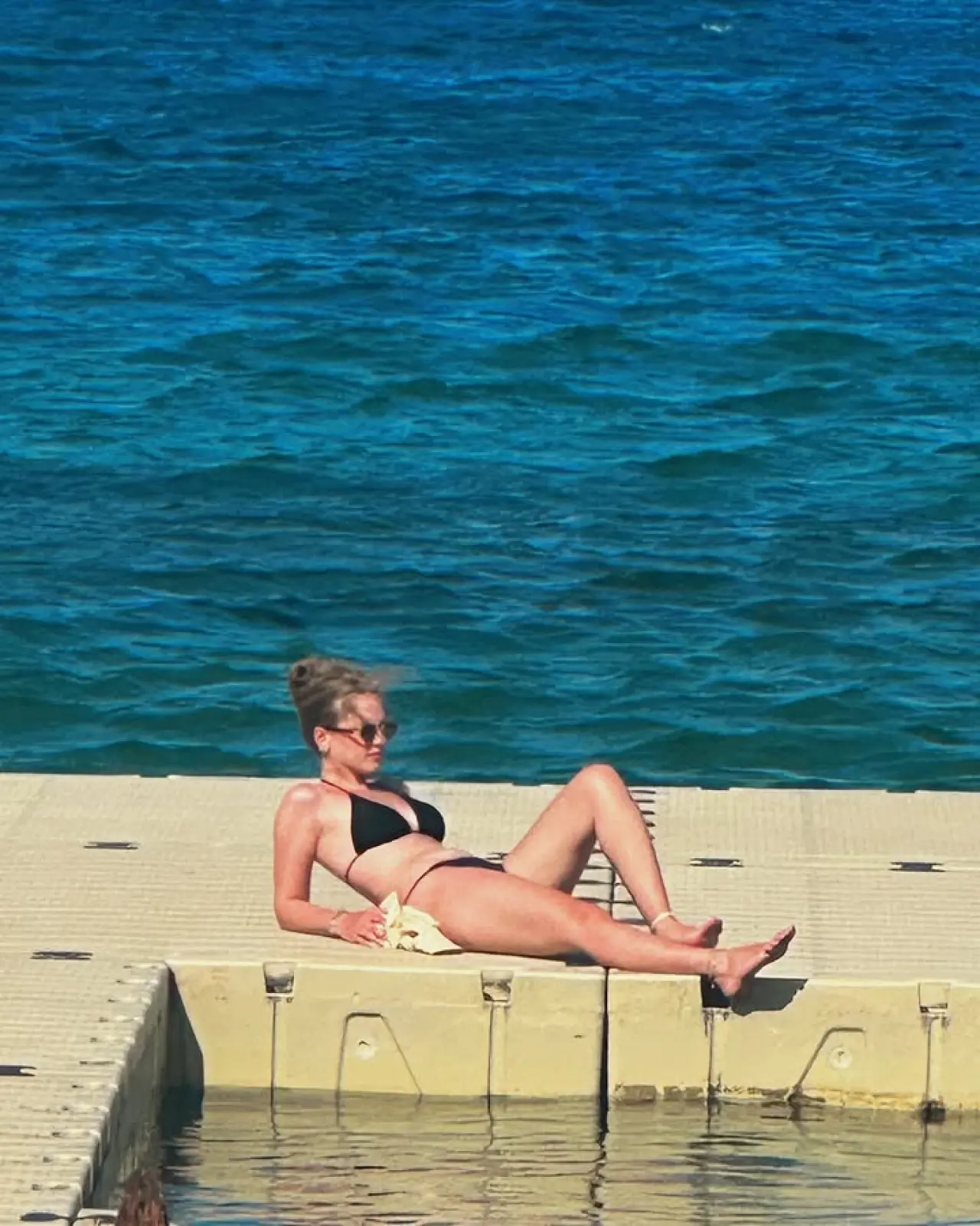 İpek Filiz Yazıcı'dan siyah bikinili tatil paylaşımı 2