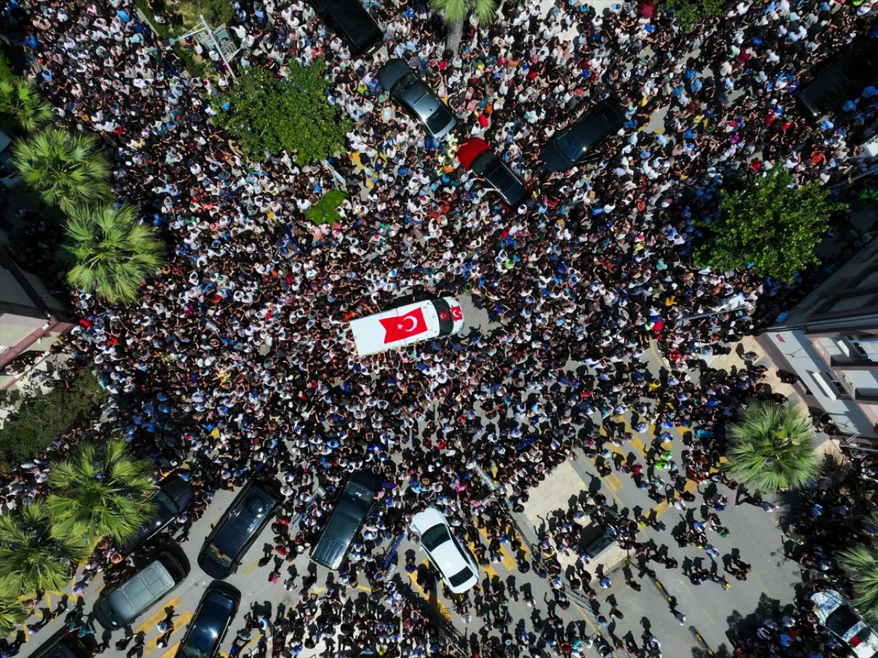 Ferdi Zeyrek’i Manisa’da on binler uğurladı: Özgür Özel cenazeyi elleriyle defnetti 3
