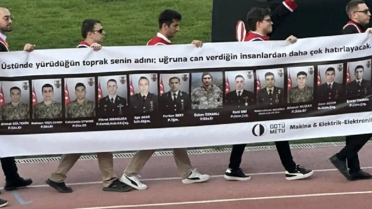 ODTÜ mezuniyet töreninde pankart geleneği devam etti 4