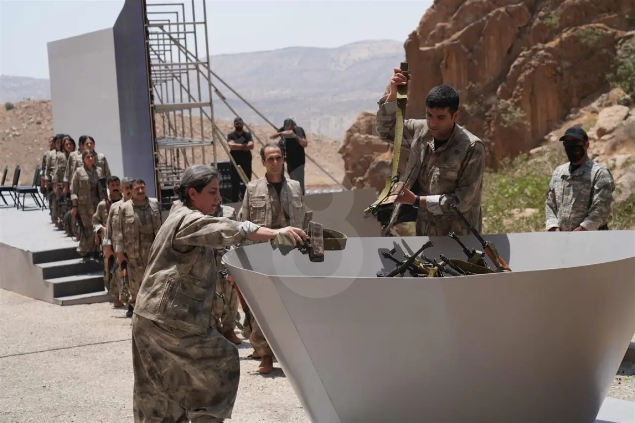 Terör örgütü PKK'dan bir grup, Irak’ın Süleymaniye kentinde silahlarını imha etti 1