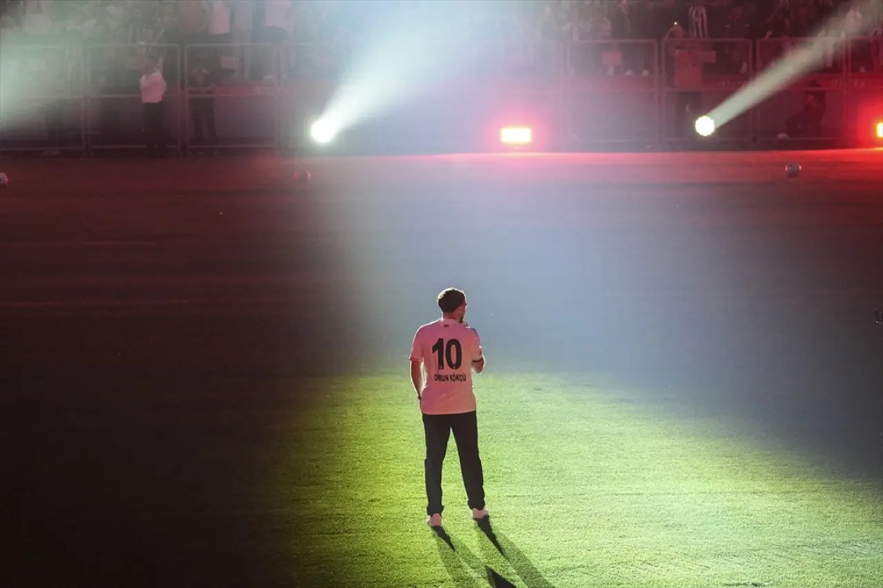 Beşiktaş'tan Orkun Kökçü'ye 20 bin taraftarın önünde dev imza töreni 18