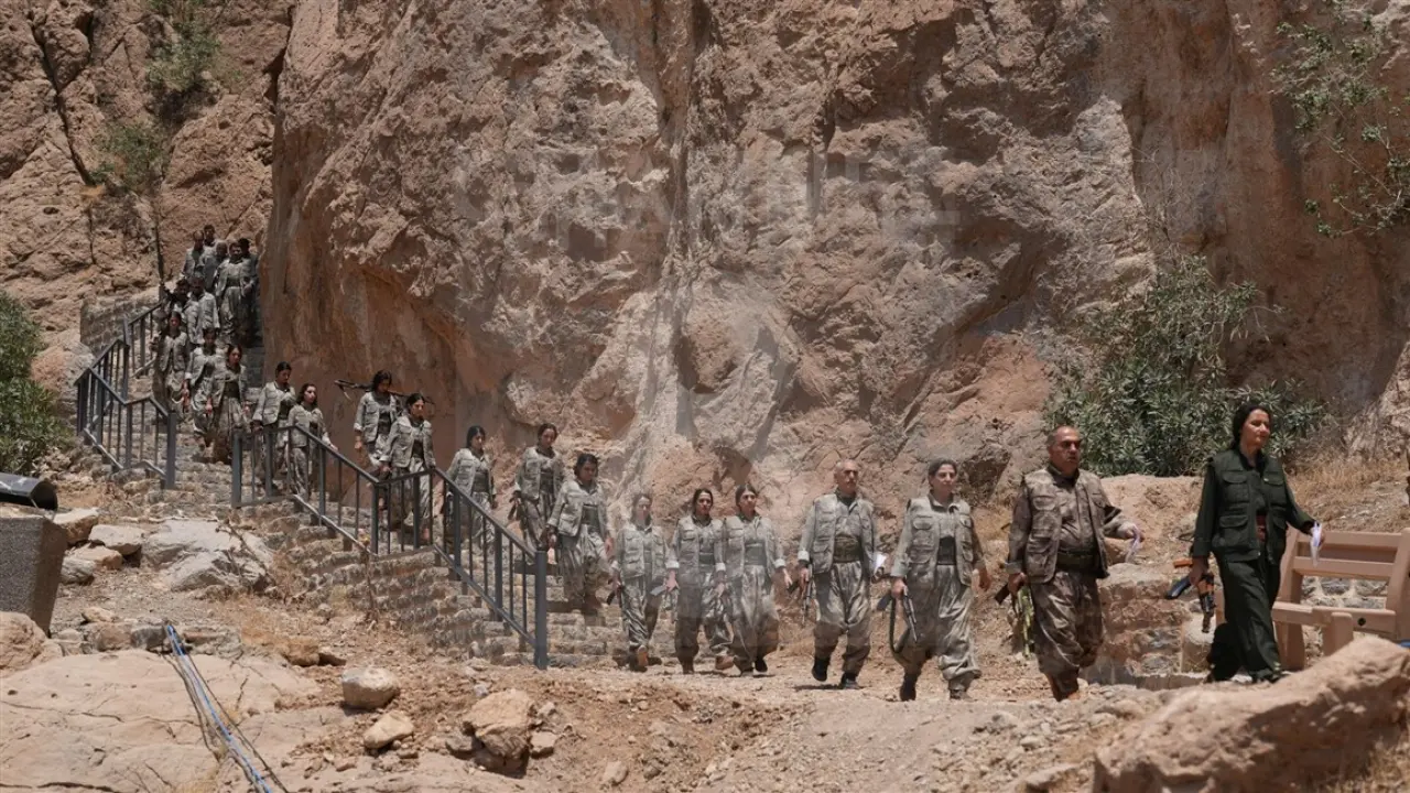 Terör örgütü PKK'dan bir grup, Irak’ın Süleymaniye kentinde silahlarını imha etti 8