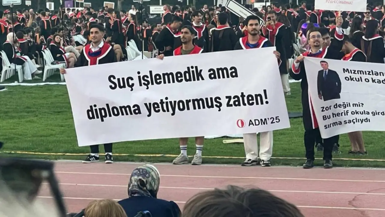 ODTÜ mezuniyet töreninde pankart geleneği devam etti 3