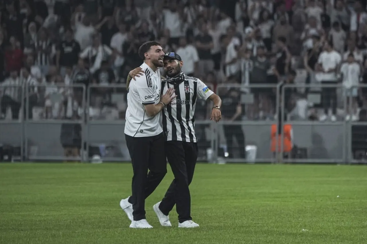 Beşiktaş'tan Orkun Kökçü'ye 20 bin taraftarın önünde dev imza töreni 14