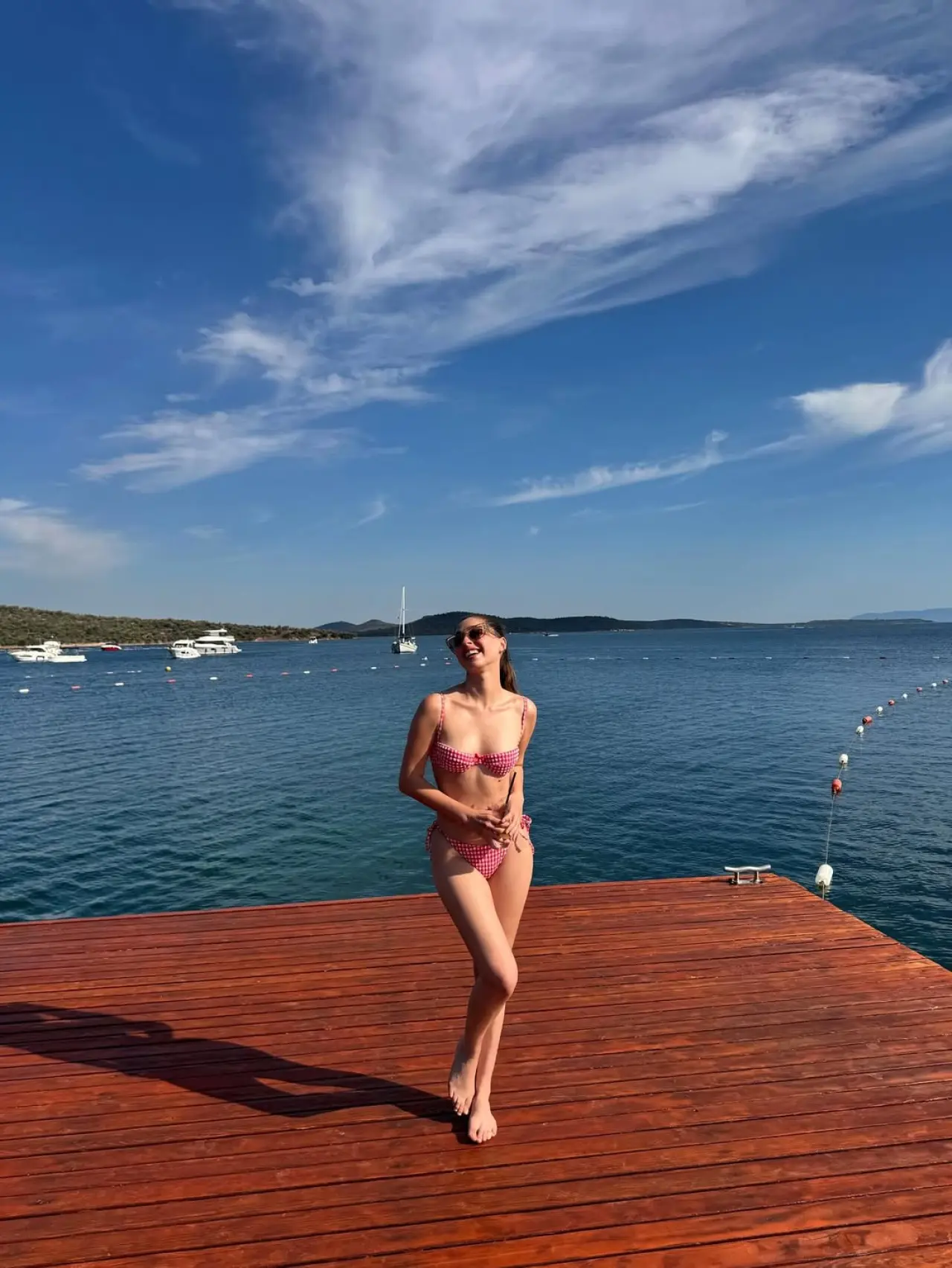 Ünlü oyuncu Cemre Baysel bikinili pozlarıyla beğeni topladı 4